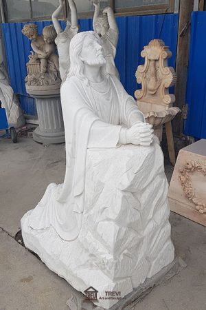 kneeling jesus statue